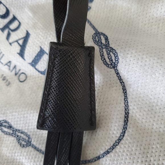 Prada Trick Pelle Saffiano Rings Nero attachment - Picture 4 of 8